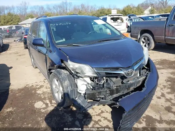 5TDKZ3DC1JS949043 2018 TOYOTA SIENNA - Image 1