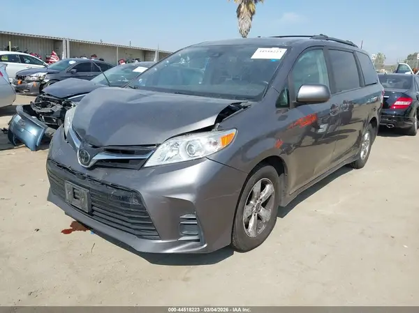 5TDKZ3DC1JS950175 2018 TOYOTA SIENNA - Image 2