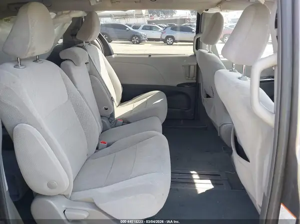 5TDKZ3DC1JS950175 2018 TOYOTA SIENNA - Image 8