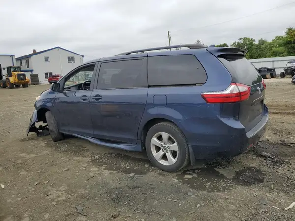 5TDKZ3DC1JS952847 2018 TOYOTA SIENNA - Image 2