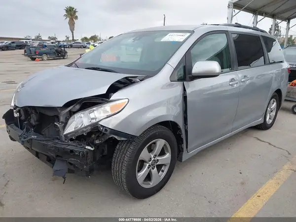 5TDKZ3DC1JS953626 2018 TOYOTA SIENNA - Image 2