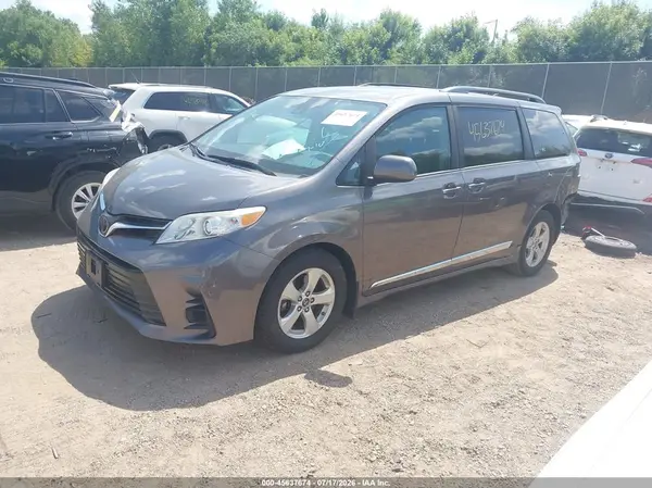 5TDKZ3DC1JS958731 2018 TOYOTA SIENNA - Image 2