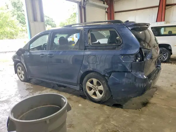 5TDKZ3DC1JS960012 2018 TOYOTA SIENNA - Image 2