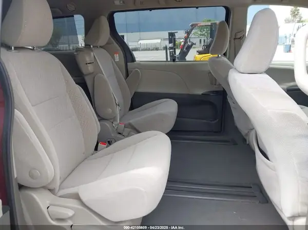 5TDKZ3DC1KS002876 2019 TOYOTA SIENNA - Image 8