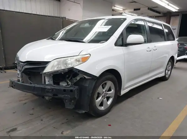 5TDKZ3DC1KS014297 2019 TOYOTA SIENNA - Image 2
