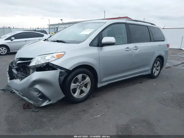 5TDKZ3DC1KS017829 2019 TOYOTA SIENNA - Image 2