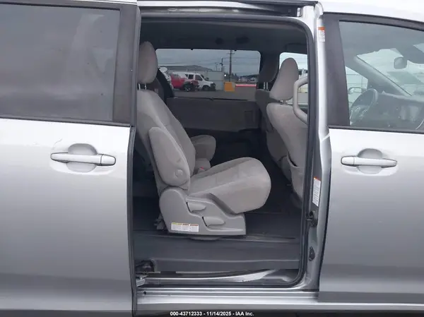 5TDKZ3DC1KS017829 2019 TOYOTA SIENNA - Image 8