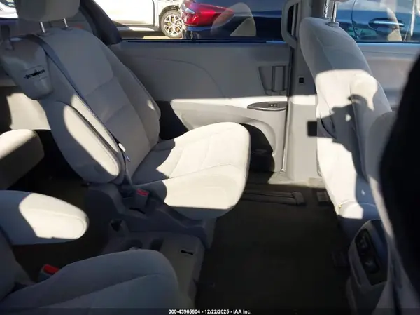 5TDKZ3DC1KS966166 2019 TOYOTA SIENNA - Image 8
