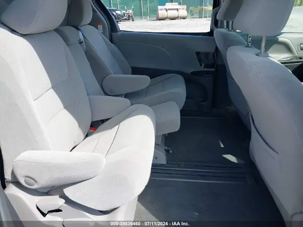 5TDKZ3DC1KS967883 2019 TOYOTA SIENNA - Image 8