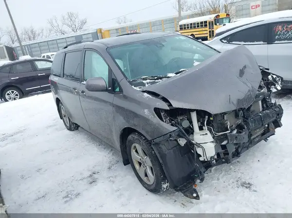 5TDKZ3DC1KS977846 2019 TOYOTA SIENNA - Image 1
