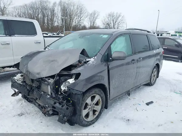 5TDKZ3DC1KS977846 2019 TOYOTA SIENNA - Image 2