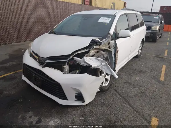 5TDKZ3DC1KS991889 2019 TOYOTA SIENNA - Image 2