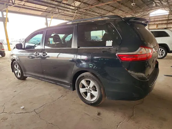 5TDKZ3DC1KS997191 2019 TOYOTA SIENNA - Image 2