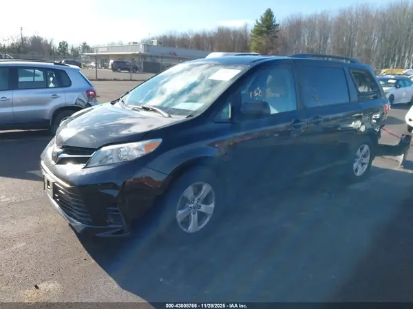 5TDKZ3DC1KS999135 2019 TOYOTA SIENNA - Image 2