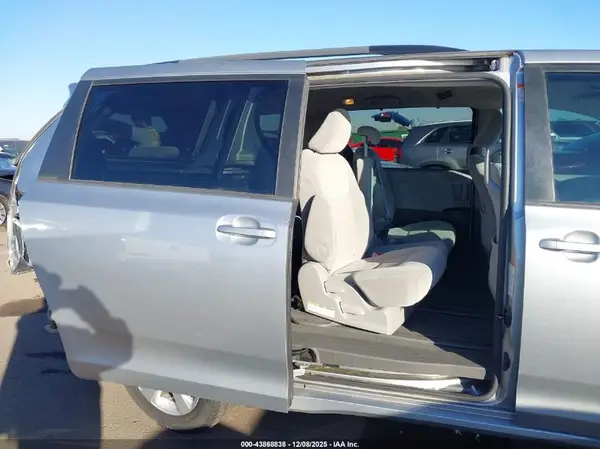 5TDKZ3DC1LS048337 2020 TOYOTA SIENNA - Image 8