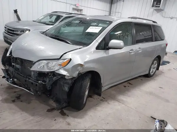 5TDKZ3DC1LS052937 2020 TOYOTA SIENNA - Image 2