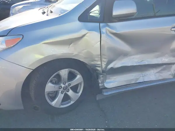 2020 TOYOTA SIENNA auction photo 6