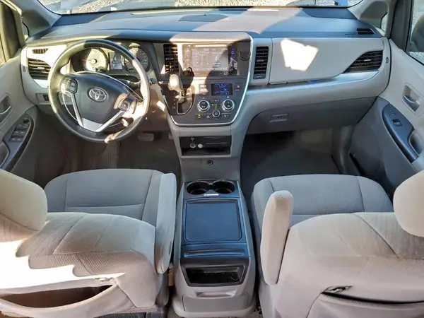 5TDKZ3DC2HS775221 2017 TOYOTA SIENNA - Image 8
