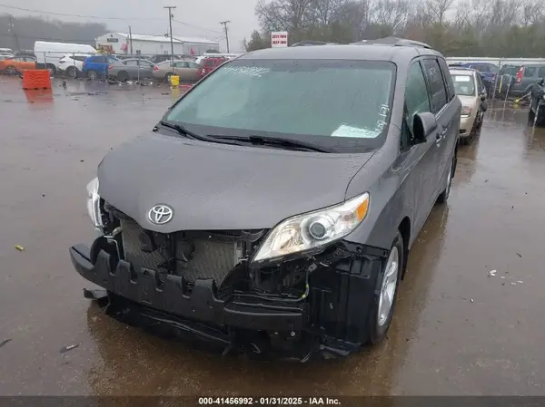 5TDKZ3DC2HS777731 2017 TOYOTA SIENNA - Image 2