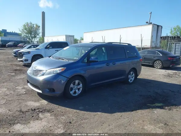 5TDKZ3DC2HS780726 2017 TOYOTA SIENNA - Image 2
