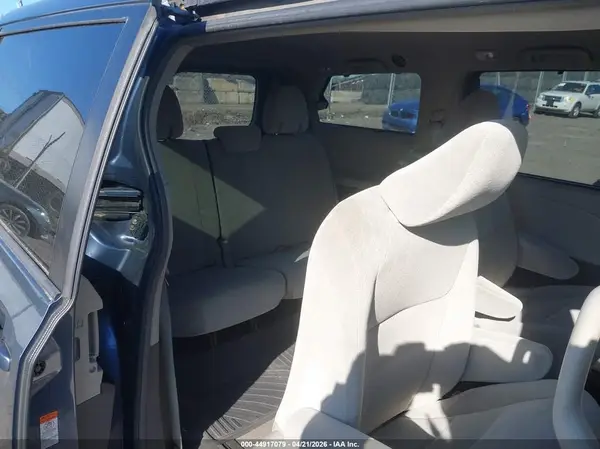 5TDKZ3DC2HS780726 2017 TOYOTA SIENNA - Image 8