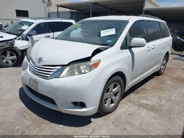 5TDKZ3DC2HS785425 2017 TOYOTA SIENNA - Image 2