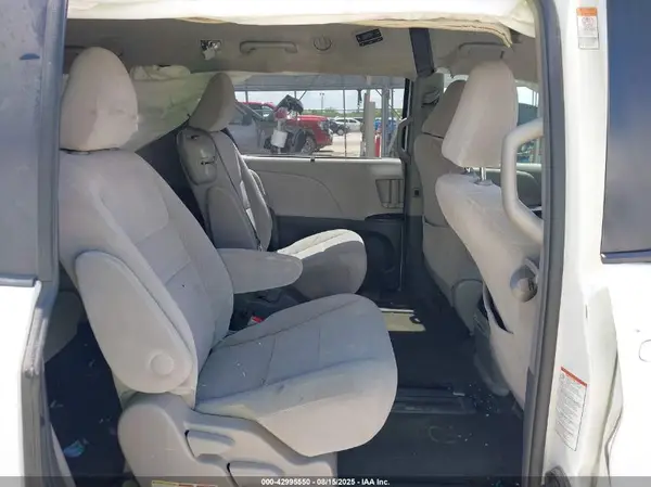 5TDKZ3DC2HS785425 2017 TOYOTA SIENNA - Image 8