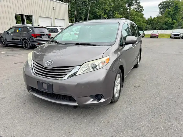 5TDKZ3DC2HS788793 2017 TOYOTA SIENNA - Image 1