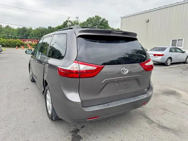 5TDKZ3DC2HS788793 2017 TOYOTA SIENNA - Image 2