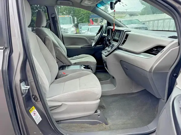 5TDKZ3DC2HS788793 2017 TOYOTA SIENNA - Image 8