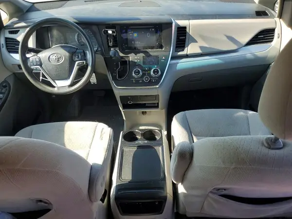 5TDKZ3DC2HS792097 2017 TOYOTA SIENNA - Image 8