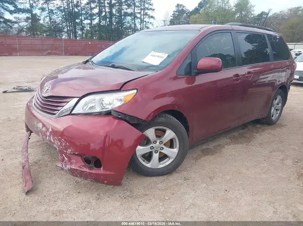 5TDKZ3DC2HS792133 2017 TOYOTA SIENNA - Image 2