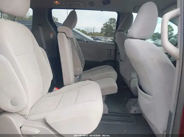 5TDKZ3DC2HS792133 2017 TOYOTA SIENNA - Image 8