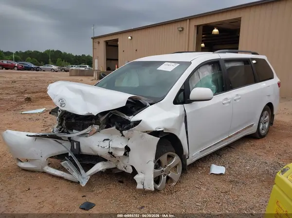 5TDKZ3DC2HS792309 2017 TOYOTA SIENNA - Image 2