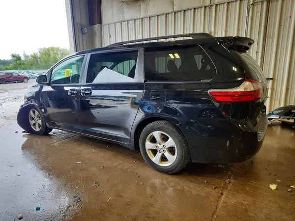 5TDKZ3DC2HS792570 2017 TOYOTA SIENNA - Image 2