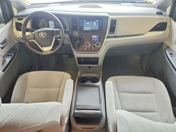 5TDKZ3DC2HS792570 2017 TOYOTA SIENNA - Image 8