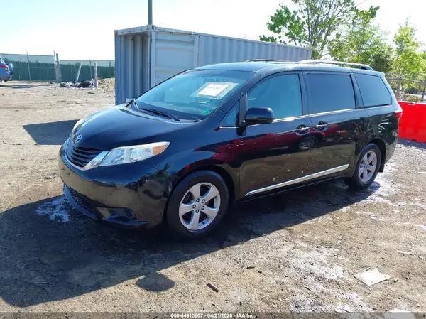 5TDKZ3DC2HS793993 2017 TOYOTA SIENNA - Image 2