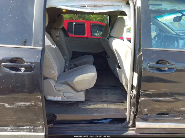 5TDKZ3DC2HS793993 2017 TOYOTA SIENNA - Image 8