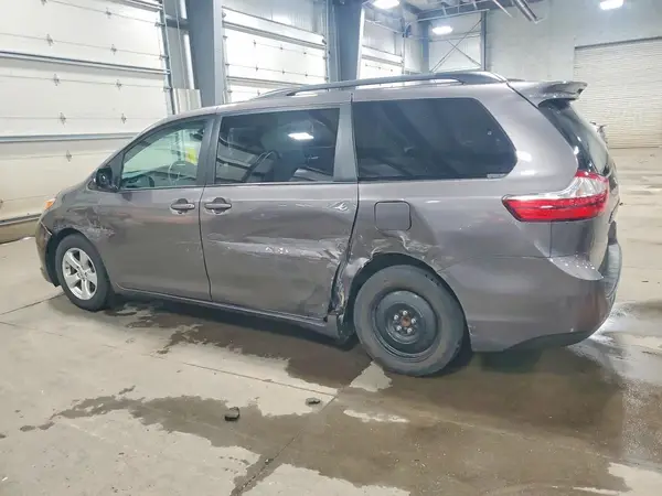 5TDKZ3DC2HS795713 2017 TOYOTA SIENNA - Image 2