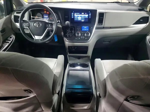 5TDKZ3DC2HS795713 2017 TOYOTA SIENNA - Image 8