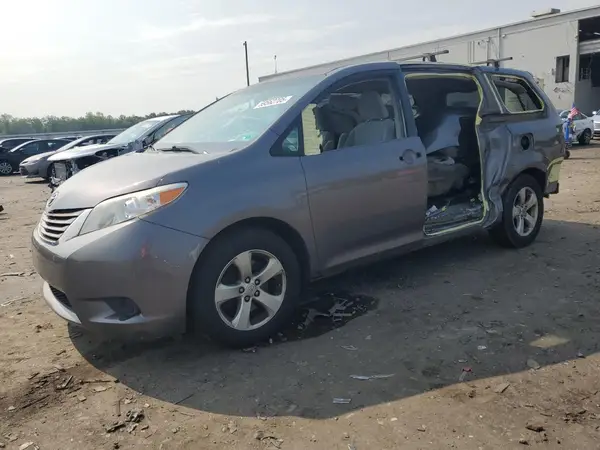 5TDKZ3DC2HS796800 2017 TOYOTA SIENNA - Image 1