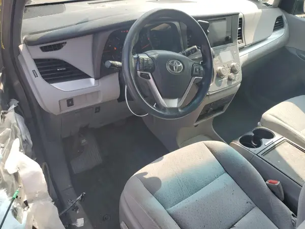 5TDKZ3DC2HS796800 2017 TOYOTA SIENNA - Image 8