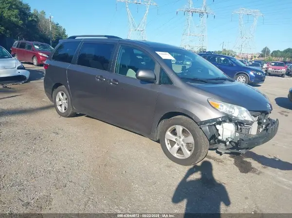 5TDKZ3DC2HS798711 2017 TOYOTA SIENNA - Image 1