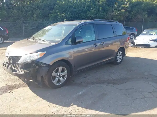 5TDKZ3DC2HS798711 2017 TOYOTA SIENNA - Image 2