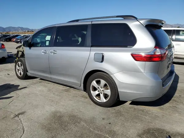 5TDKZ3DC2HS801090 2017 TOYOTA SIENNA - Image 2