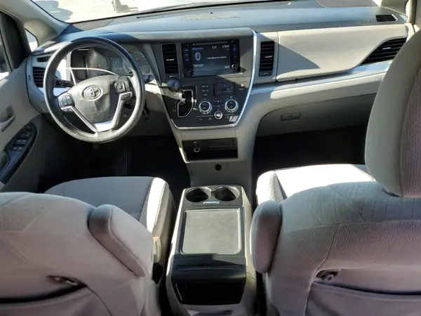5TDKZ3DC2HS801090 2017 TOYOTA SIENNA - Image 8