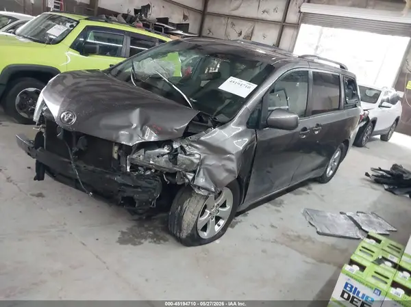 5TDKZ3DC2HS802384 2017 TOYOTA SIENNA - Image 2
