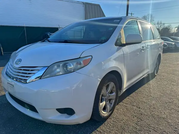 5TDKZ3DC2HS802644 2017 TOYOTA SIENNA - Image 2