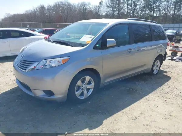 5TDKZ3DC2HS805964 2017 TOYOTA SIENNA - Image 2
