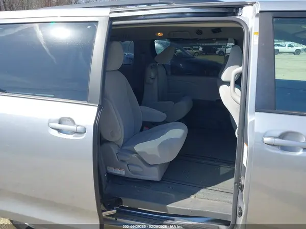 5TDKZ3DC2HS805964 2017 TOYOTA SIENNA - Image 8